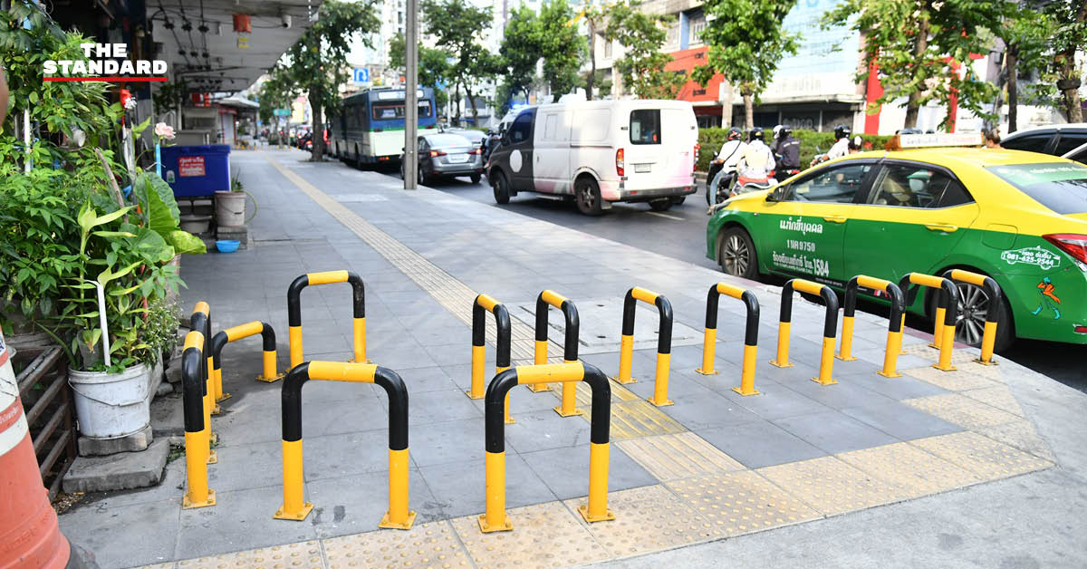 ภาพ เจ้าหน้าที่ กรุงเทพมหานคร และ อุปกรณ์ S-Guard กั้น รถจักรยานยนต์ ไม่ให้วิ่งบนทางเท้า บริเวณเขตคลองเตย