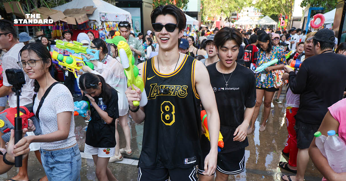 ภาพบรรยากาศนักท่องเที่ยวสงกรานต์จำนวนมากร่วมเล่นน้ำในพื้นที่ยอดนิยม และการจัดเก็บขยะ