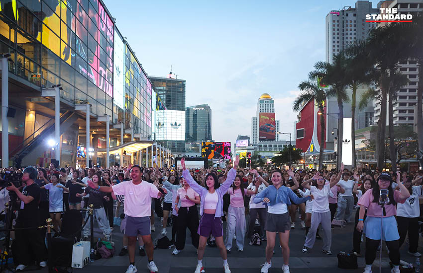ผู้คนนับพันเต้นแอโรบิกอย่างสนุกสนานที่ลานหน้า เซ็นทรัลเวิลด์ ในกิจกรรม centralwOrld Shake Your Body! พร้อมเทรนเนอร์จากฟิตเนส เฟิรส์ท 1