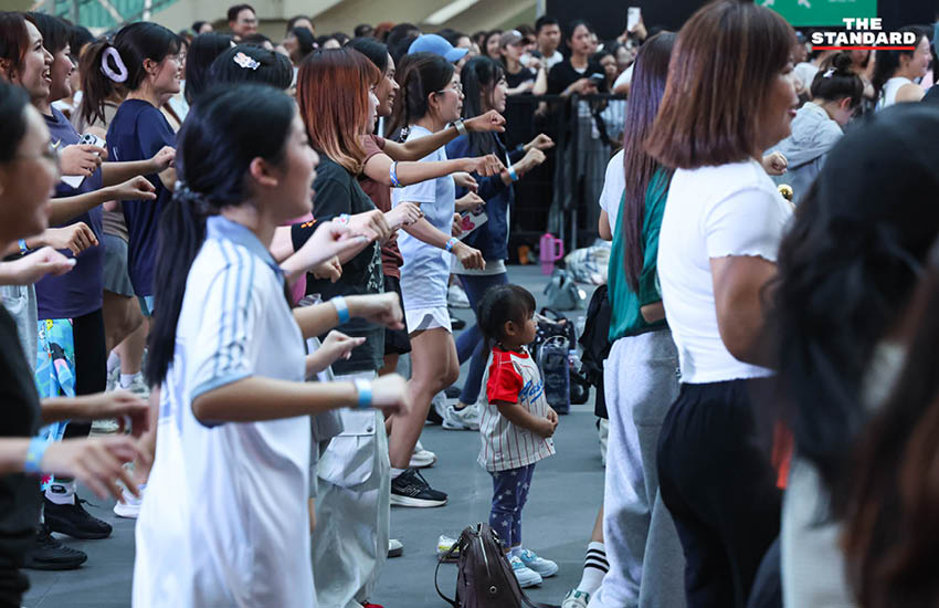 ผู้คนนับพันเต้นแอโรบิกอย่างสนุกสนานที่ลานหน้า เซ็นทรัลเวิลด์ ในกิจกรรม centralwOrld Shake Your Body! พร้อมเทรนเนอร์จากฟิตเนส เฟิรส์ท 10