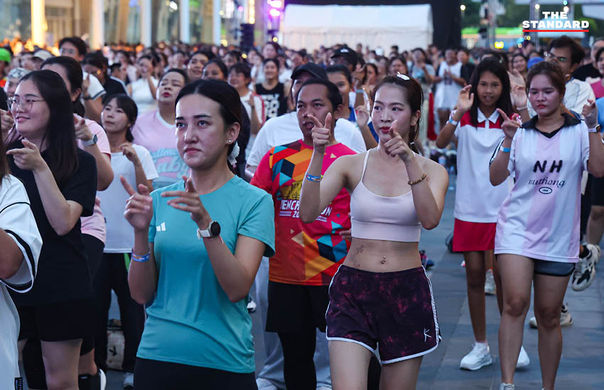 ผู้คนนับพันเต้นแอโรบิกอย่างสนุกสนานที่ลานหน้า เซ็นทรัลเวิลด์ ในกิจกรรม centralwOrld Shake Your Body! พร้อมเทรนเนอร์จากฟิตเนส เฟิรส์ท 11