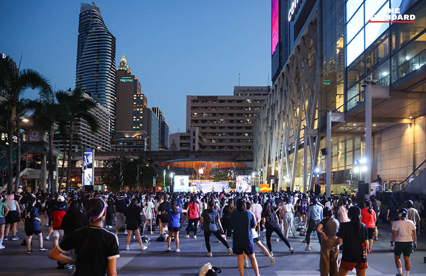 ผู้คนนับพันเต้นแอโรบิกอย่างสนุกสนานที่ลานหน้า เซ็นทรัลเวิลด์ ในกิจกรรม centralwOrld Shake Your Body! พร้อมเทรนเนอร์จากฟิตเนส เฟิรส์ท 12