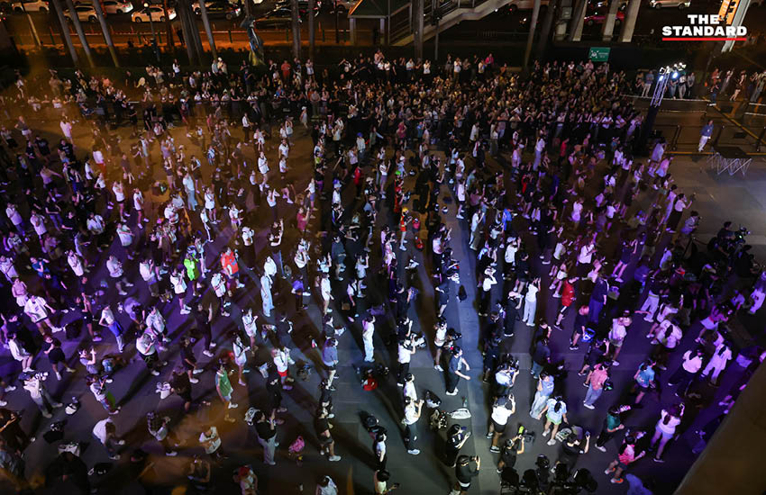 ผู้คนนับพันเต้นแอโรบิกอย่างสนุกสนานที่ลานหน้า เซ็นทรัลเวิลด์ ในกิจกรรม centralwOrld Shake Your Body! พร้อมเทรนเนอร์จากฟิตเนส เฟิรส์ท 3