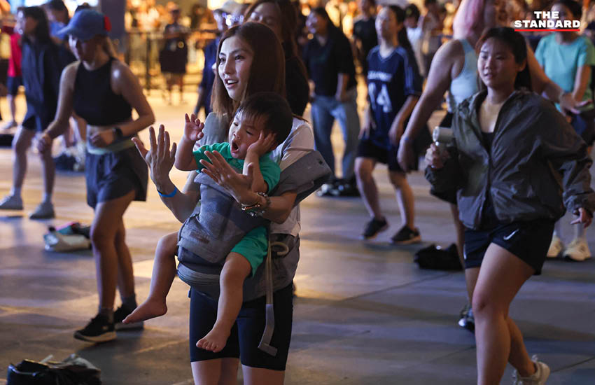 ผู้คนนับพันเต้นแอโรบิกอย่างสนุกสนานที่ลานหน้า เซ็นทรัลเวิลด์ ในกิจกรรม centralwOrld Shake Your Body! พร้อมเทรนเนอร์จากฟิตเนส เฟิรส์ท 4