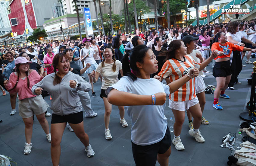 ผู้คนนับพันเต้นแอโรบิกอย่างสนุกสนานที่ลานหน้า เซ็นทรัลเวิลด์ ในกิจกรรม centralwOrld Shake Your Body! พร้อมเทรนเนอร์จากฟิตเนส เฟิรส์ท 5