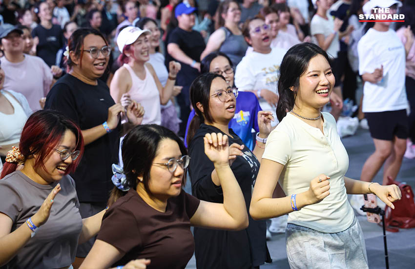 ผู้คนนับพันเต้นแอโรบิกอย่างสนุกสนานที่ลานหน้า เซ็นทรัลเวิลด์ ในกิจกรรม centralwOrld Shake Your Body! พร้อมเทรนเนอร์จากฟิตเนส เฟิรส์ท 6