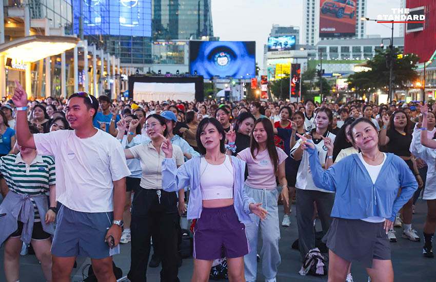 ผู้คนนับพันเต้นแอโรบิกอย่างสนุกสนานที่ลานหน้า เซ็นทรัลเวิลด์ ในกิจกรรม centralwOrld Shake Your Body! พร้อมเทรนเนอร์จากฟิตเนส เฟิรส์ท 7