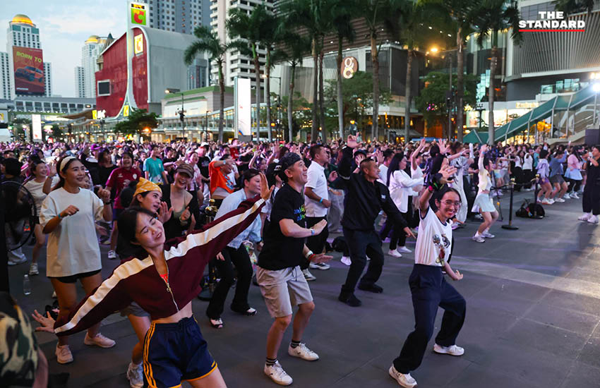 ผู้คนนับพันเต้นแอโรบิกอย่างสนุกสนานที่ลานหน้า เซ็นทรัลเวิลด์ ในกิจกรรม centralwOrld Shake Your Body! พร้อมเทรนเนอร์จากฟิตเนส เฟิรส์ท 8