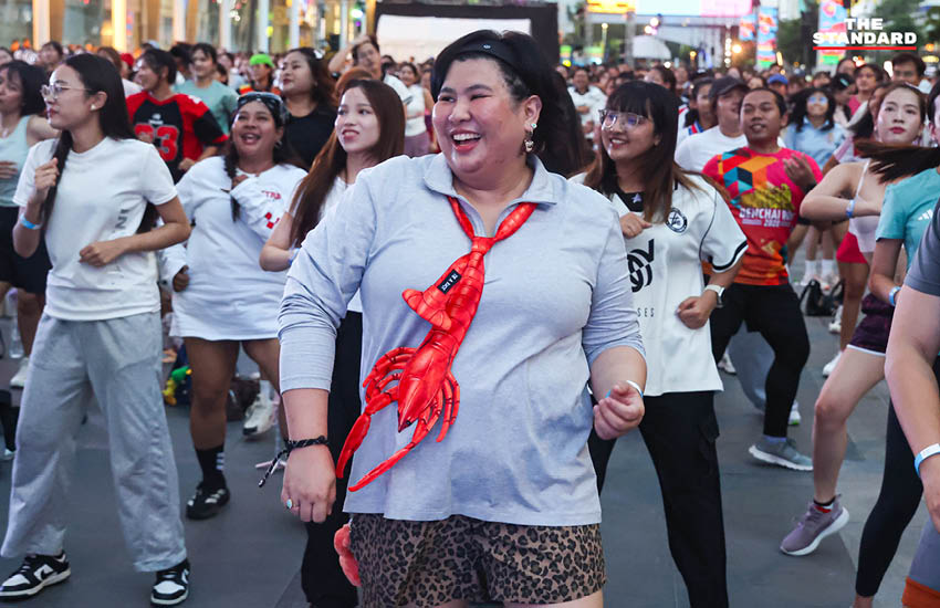 ผู้คนนับพันเต้นแอโรบิกอย่างสนุกสนานที่ลานหน้า เซ็นทรัลเวิลด์ ในกิจกรรม centralwOrld Shake Your Body! พร้อมเทรนเนอร์จากฟิตเนส เฟิรส์ท 9