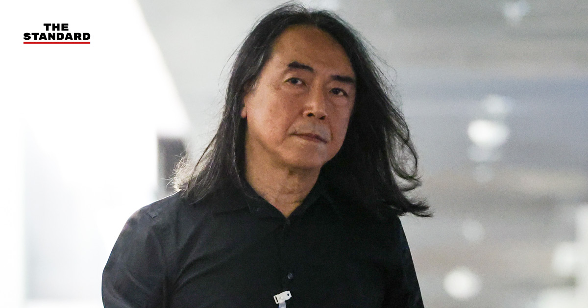 ภาพ ศ. ดร. ไชยันต์ ไชยพร ยืนให้สัมภาษณ์