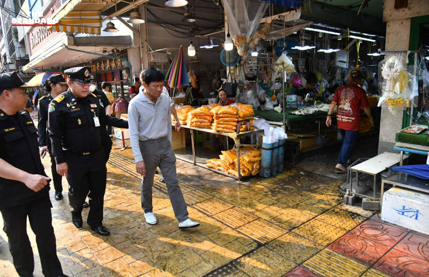 ภาพรองผู้ว่าฯ จักกพันธุ์ ผิวงาม ตรวจเยี่ยมการจัดระเบียบพื้นที่ ปากคลองตลาดและถนนเจริญรัถ แก้ปัญหาทางเท้ารุกล้ำและขยะอุดตัน 1