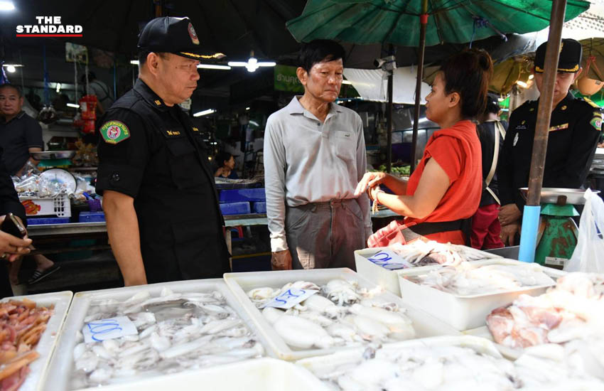 ภาพรองผู้ว่าฯ จักกพันธุ์ ผิวงาม ตรวจเยี่ยมการจัดระเบียบพื้นที่ ปากคลองตลาดและถนนเจริญรัถ แก้ปัญหาทางเท้ารุกล้ำและขยะอุดตัน 2