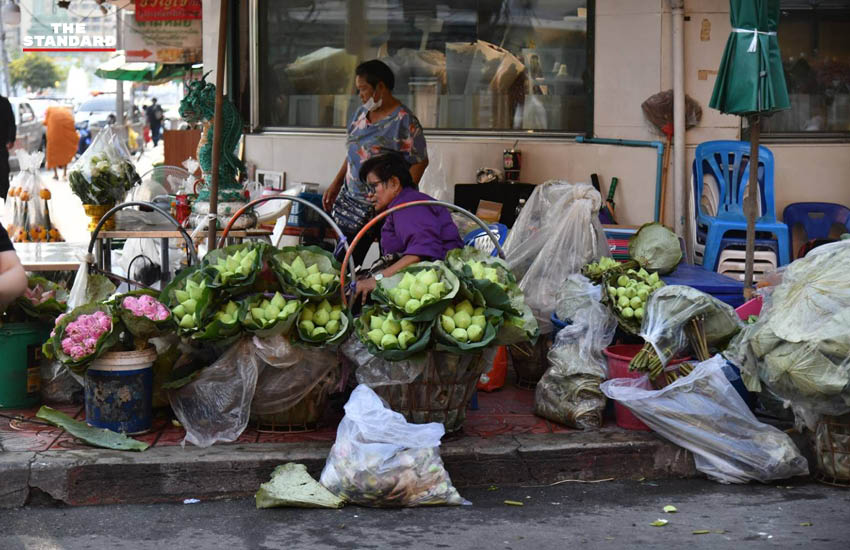 ภาพรองผู้ว่าฯ จักกพันธุ์ ผิวงาม ตรวจเยี่ยมการจัดระเบียบพื้นที่ ปากคลองตลาดและถนนเจริญรัถ แก้ปัญหาทางเท้ารุกล้ำและขยะอุดตัน 3