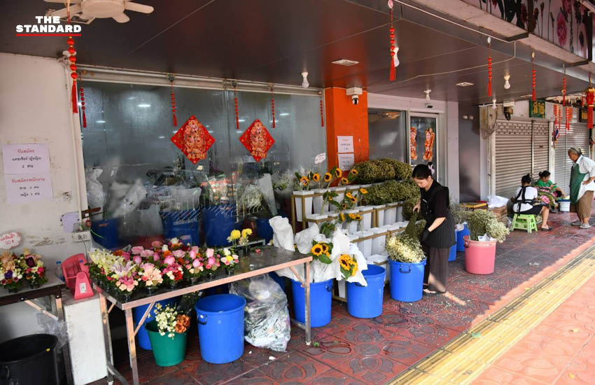 ภาพรองผู้ว่าฯ จักกพันธุ์ ผิวงาม ตรวจเยี่ยมการจัดระเบียบพื้นที่ ปากคลองตลาดและถนนเจริญรัถ แก้ปัญหาทางเท้ารุกล้ำและขยะอุดตัน 4