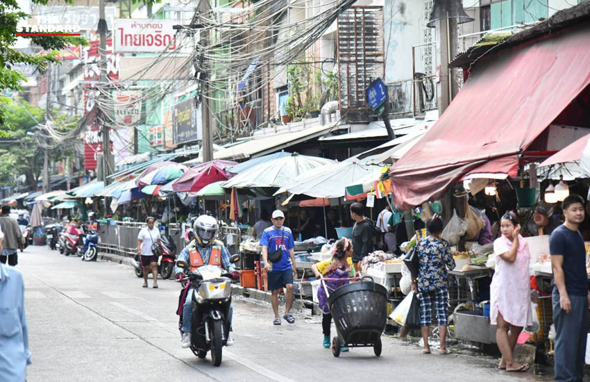 ภาพรองผู้ว่าฯ จักกพันธุ์ ผิวงาม ตรวจเยี่ยมการจัดระเบียบพื้นที่ ปากคลองตลาดและถนนเจริญรัถ แก้ปัญหาทางเท้ารุกล้ำและขยะอุดตัน 5