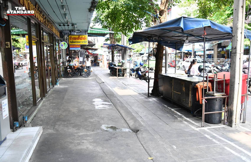 ภาพรองผู้ว่าฯ จักกพันธุ์ ผิวงาม ตรวจเยี่ยมการจัดระเบียบพื้นที่ ปากคลองตลาดและถนนเจริญรัถ แก้ปัญหาทางเท้ารุกล้ำและขยะอุดตัน 6