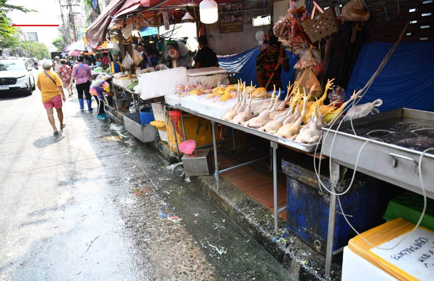 ภาพรองผู้ว่าฯ จักกพันธุ์ ผิวงาม ตรวจเยี่ยมการจัดระเบียบพื้นที่ ปากคลองตลาดและถนนเจริญรัถ แก้ปัญหาทางเท้ารุกล้ำและขยะอุดตัน 7