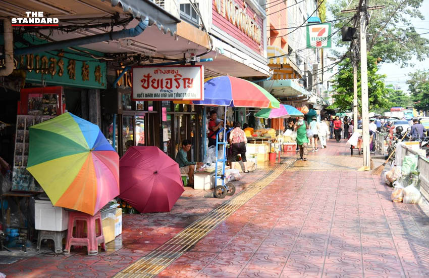 ภาพรองผู้ว่าฯ จักกพันธุ์ ผิวงาม ตรวจเยี่ยมการจัดระเบียบพื้นที่ ปากคลองตลาดและถนนเจริญรัถ แก้ปัญหาทางเท้ารุกล้ำและขยะอุดตัน 8