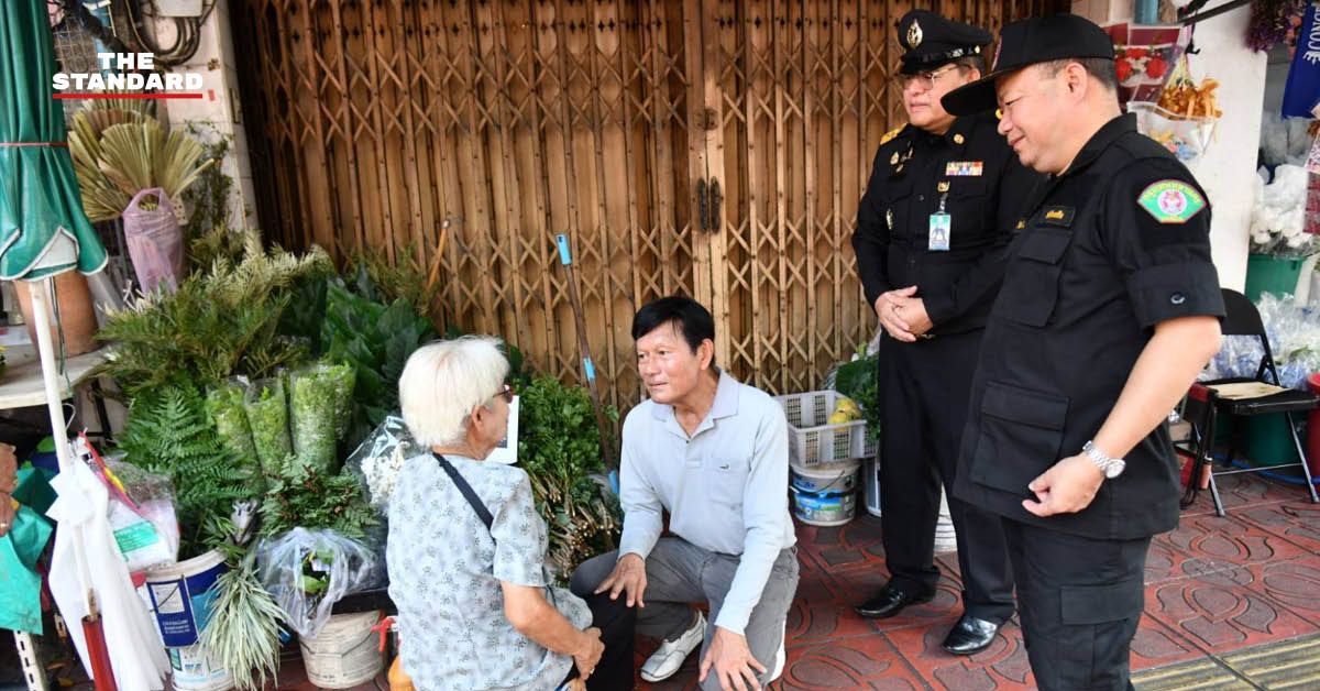 ภาพรองผู้ว่าฯ จักกพันธุ์ ผิวงาม ตรวจเยี่ยมการจัดระเบียบพื้นที่ ปากคลองตลาดและถนนเจริญรัถ แก้ปัญหาทางเท้ารุกล้ำและขยะอุดตัน