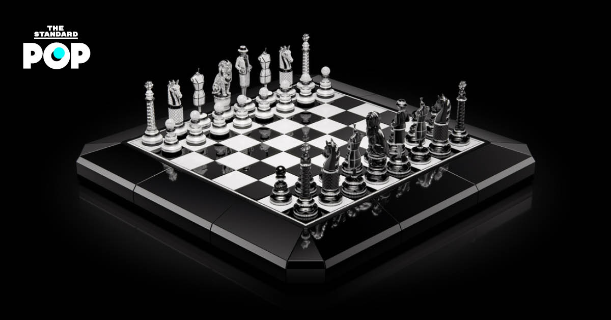 กระดานหมากรุก CHANEL Coco Game พร้อมหมาก 32 ชิ้น ที่ทำจากเซรามิกประดับทองคำและเพชร