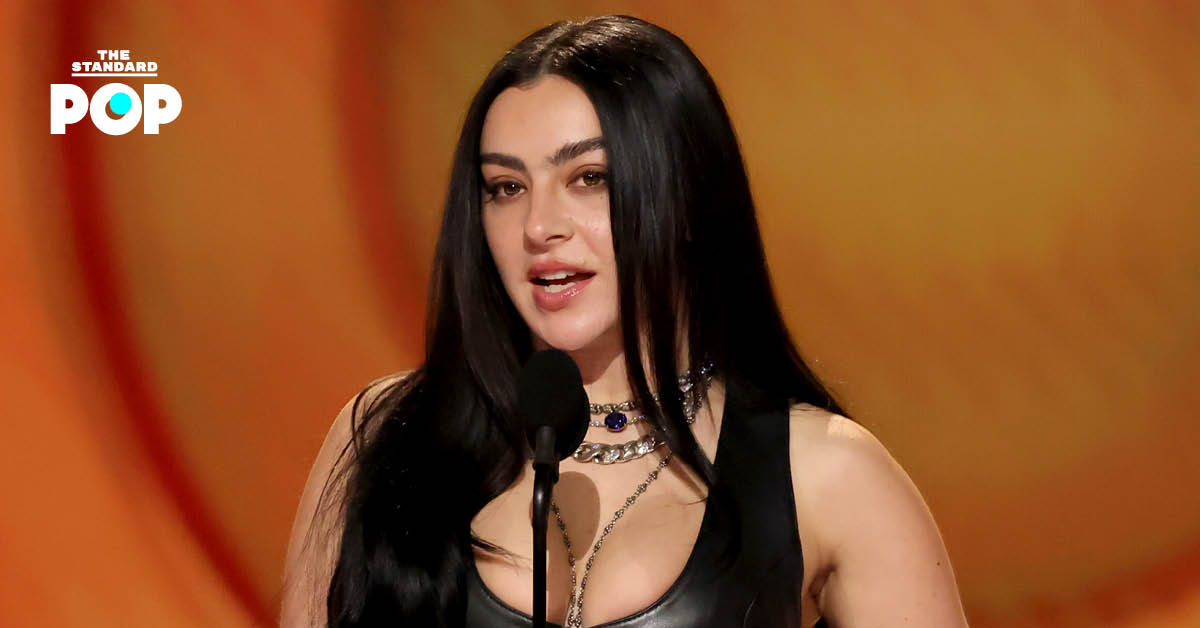 Charli xcx พูดบนเวทีงาน Grammy Awards