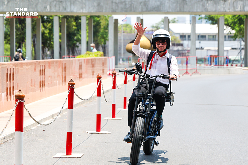 ชยพล สส. พรรคประชาชน ปั่นจักรยานไฟฟ้า RYDEKART มายังอาคารรัฐสภา 1