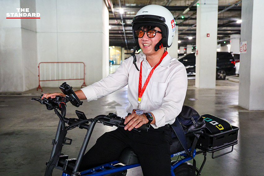 ชยพล สส. พรรคประชาชน ปั่นจักรยานไฟฟ้า RYDEKART มายังอาคารรัฐสภา 2