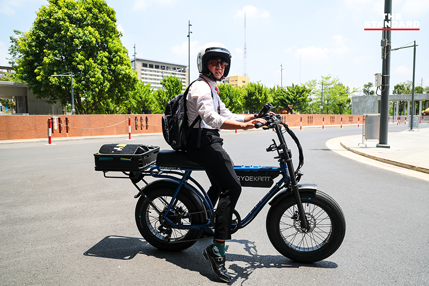 ชยพล สส. พรรคประชาชน ปั่นจักรยานไฟฟ้า RYDEKART มายังอาคารรัฐสภา 3