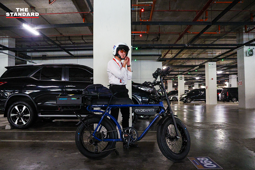 ชยพล สส. พรรคประชาชน ปั่นจักรยานไฟฟ้า RYDEKART มายังอาคารรัฐสภา 4