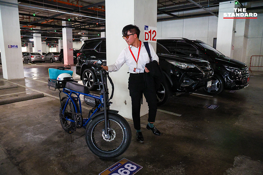 ชยพล สส. พรรคประชาชน ปั่นจักรยานไฟฟ้า RYDEKART มายังอาคารรัฐสภา 6