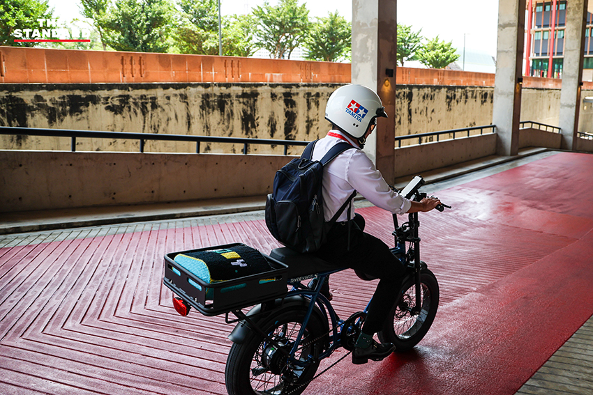ชยพล สส. พรรคประชาชน ปั่นจักรยานไฟฟ้า RYDEKART มายังอาคารรัฐสภา 8