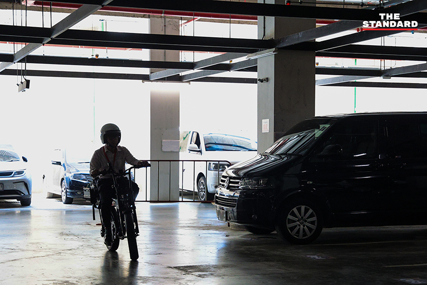 ชยพล สส. พรรคประชาชน ปั่นจักรยานไฟฟ้า RYDEKART มายังอาคารรัฐสภา 9