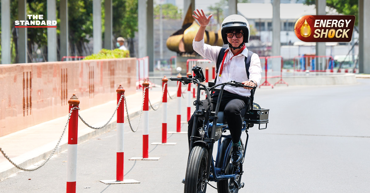 ชยพล สส. พรรคประชาชน ปั่นจักรยานไฟฟ้า RYDEKART มายังอาคารรัฐสภา
