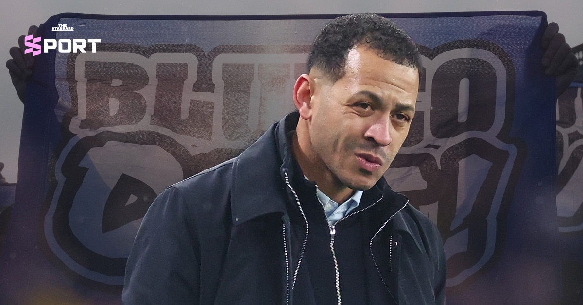 ภาพกลุ่มแฟนบอล เชลซี ชูป้ายประท้วง "BlueCo Out!" สะท้อนความไม่พอใจการบริหารงานของ BlueCo