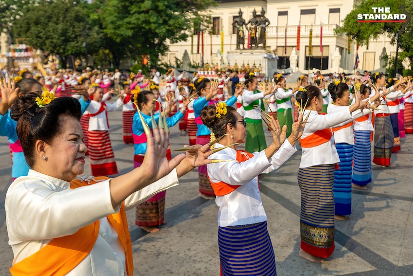 ช่างฟ้อน 730 ชีวิต รำฟ้อนเล็บ ใน พิธี ‘ยอสวยไหว้สาพญามังราย’ ฉลอง 730 ปี เชียงใหม่ 1