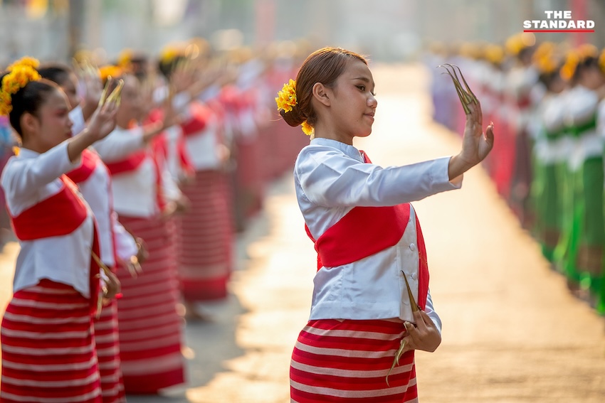 ช่างฟ้อน 730 ชีวิต รำฟ้อนเล็บ ใน พิธี ‘ยอสวยไหว้สาพญามังราย’ ฉลอง 730 ปี เชียงใหม่ 2