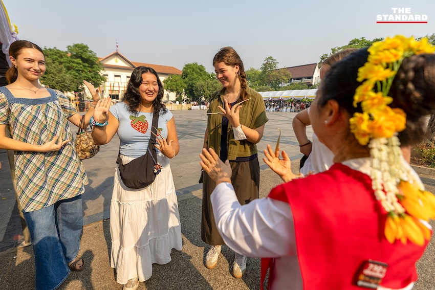 ช่างฟ้อน 730 ชีวิต รำฟ้อนเล็บ ใน พิธี ‘ยอสวยไหว้สาพญามังราย’ ฉลอง 730 ปี เชียงใหม่ 3