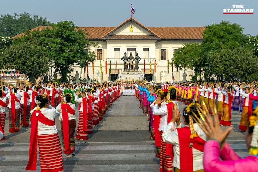 ช่างฟ้อน 730 ชีวิต รำฟ้อนเล็บ ใน พิธี ‘ยอสวยไหว้สาพญามังราย’ ฉลอง 730 ปี เชียงใหม่ 4
