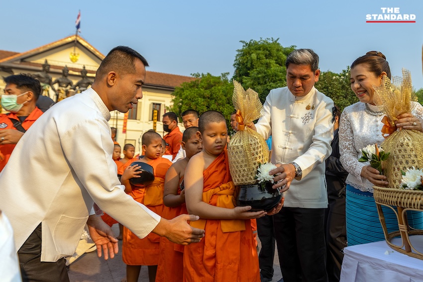 ช่างฟ้อน 730 ชีวิต รำฟ้อนเล็บ ใน พิธี ‘ยอสวยไหว้สาพญามังราย’ ฉลอง 730 ปี เชียงใหม่ 7