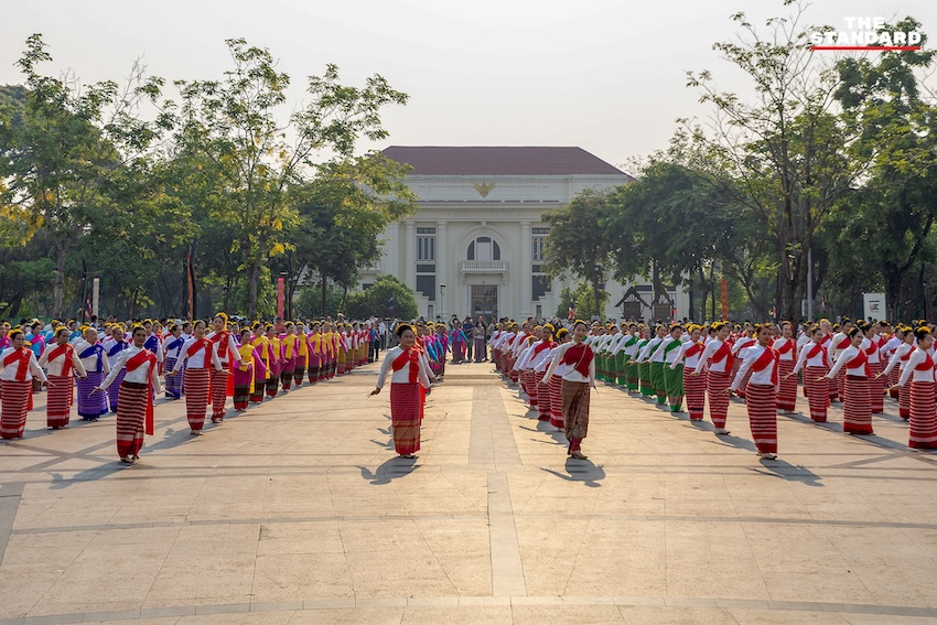 ช่างฟ้อน 730 ชีวิต รำฟ้อนเล็บ ใน พิธี ‘ยอสวยไหว้สาพญามังราย’ ฉลอง 730 ปี เชียงใหม่ 8