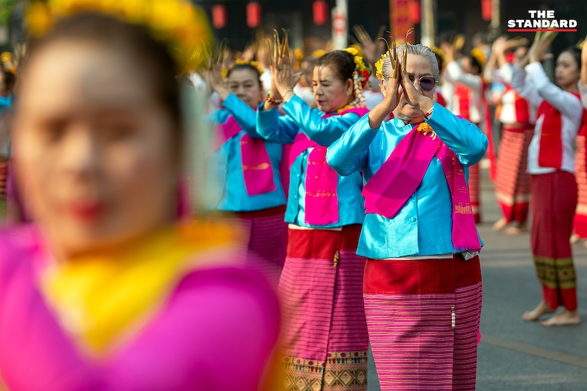 ช่างฟ้อน 730 ชีวิต รำฟ้อนเล็บ ใน พิธี ‘ยอสวยไหว้สาพญามังราย’ ฉลอง 730 ปี เชียงใหม่ 9