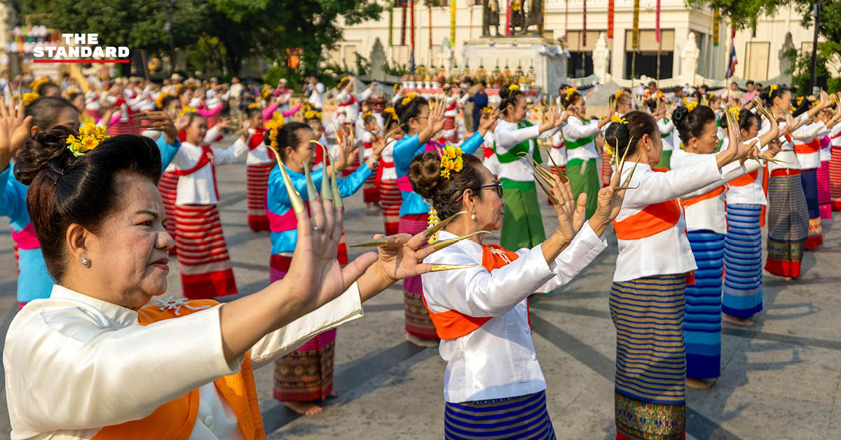 ช่างฟ้อน 730 ชีวิต รำฟ้อนเล็บ ใน พิธี ‘ยอสวยไหว้สาพญามังราย’ ฉลอง 730 ปี เชียงใหม่