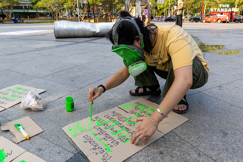 กลุ่มศิลปินและนักเคลื่อนไหวจัดกิจกรรมเชิงสัญลักษณ์ พร้อมนำ 'ลาบปอดหมู' แสดงเชิงเปรียบเปรยถึงผลกระทบ PM2.5 เพื่อเรียกร้อง พ.ร.บ.อากาศสะอาด ที่ลานอนุสาวรีย์สามกษัตริย์ เชียงใหม่ 1