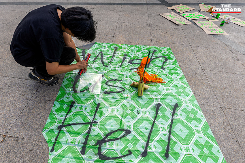 กลุ่มศิลปินและนักเคลื่อนไหวจัดกิจกรรมเชิงสัญลักษณ์ พร้อมนำ 'ลาบปอดหมู' แสดงเชิงเปรียบเปรยถึงผลกระทบ PM2.5 เพื่อเรียกร้อง พ.ร.บ.อากาศสะอาด ที่ลานอนุสาวรีย์สามกษัตริย์ เชียงใหม่ 2