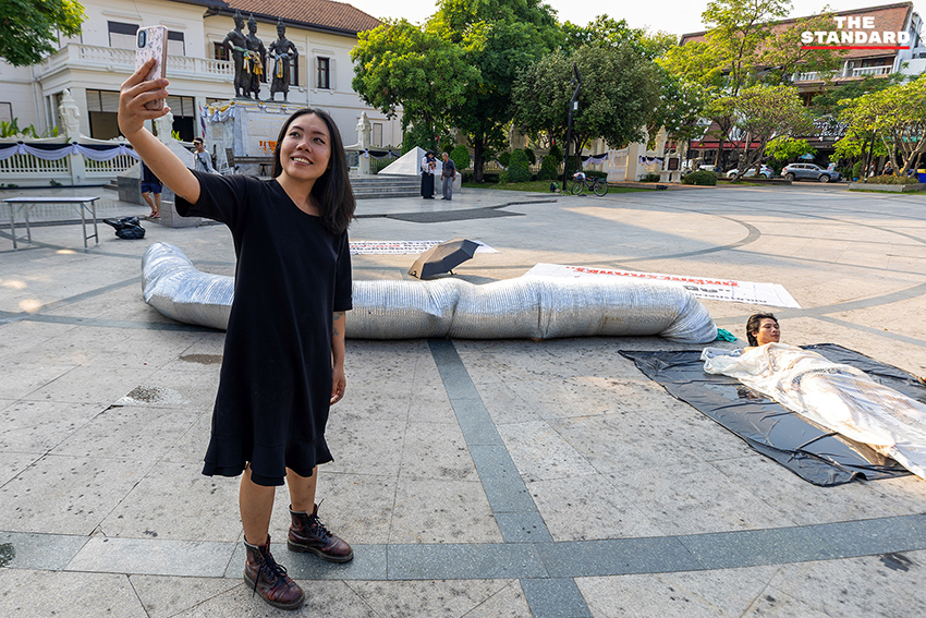 กลุ่มศิลปินและนักเคลื่อนไหวจัดกิจกรรมเชิงสัญลักษณ์ พร้อมนำ 'ลาบปอดหมู' แสดงเชิงเปรียบเปรยถึงผลกระทบ PM2.5 เพื่อเรียกร้อง พ.ร.บ.อากาศสะอาด ที่ลานอนุสาวรีย์สามกษัตริย์ เชียงใหม่ 3