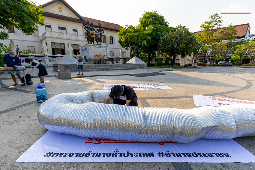 กลุ่มศิลปินและนักเคลื่อนไหวจัดกิจกรรมเชิงสัญลักษณ์ พร้อมนำ 'ลาบปอดหมู' แสดงเชิงเปรียบเปรยถึงผลกระทบ PM2.5 เพื่อเรียกร้อง พ.ร.บ.อากาศสะอาด ที่ลานอนุสาวรีย์สามกษัตริย์ เชียงใหม่ 4