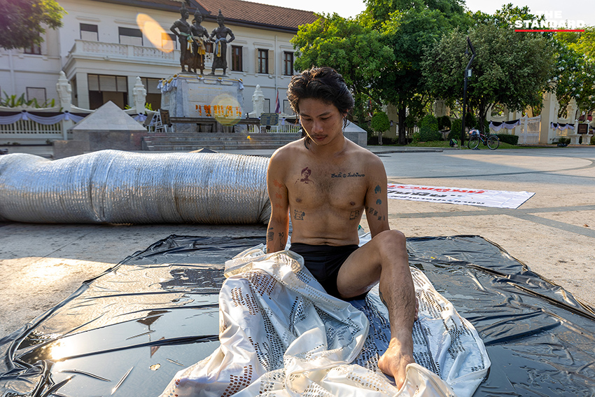 กลุ่มศิลปินและนักเคลื่อนไหวจัดกิจกรรมเชิงสัญลักษณ์ พร้อมนำ 'ลาบปอดหมู' แสดงเชิงเปรียบเปรยถึงผลกระทบ PM2.5 เพื่อเรียกร้อง พ.ร.บ.อากาศสะอาด ที่ลานอนุสาวรีย์สามกษัตริย์ เชียงใหม่ 5