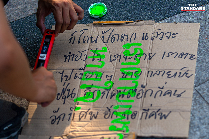 กลุ่มศิลปินและนักเคลื่อนไหวจัดกิจกรรมเชิงสัญลักษณ์ พร้อมนำ 'ลาบปอดหมู' แสดงเชิงเปรียบเปรยถึงผลกระทบ PM2.5 เพื่อเรียกร้อง พ.ร.บ.อากาศสะอาด ที่ลานอนุสาวรีย์สามกษัตริย์ เชียงใหม่ 6