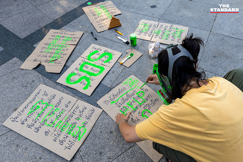 กลุ่มศิลปินและนักเคลื่อนไหวจัดกิจกรรมเชิงสัญลักษณ์ พร้อมนำ 'ลาบปอดหมู' แสดงเชิงเปรียบเปรยถึงผลกระทบ PM2.5 เพื่อเรียกร้อง พ.ร.บ.อากาศสะอาด ที่ลานอนุสาวรีย์สามกษัตริย์ เชียงใหม่ 7