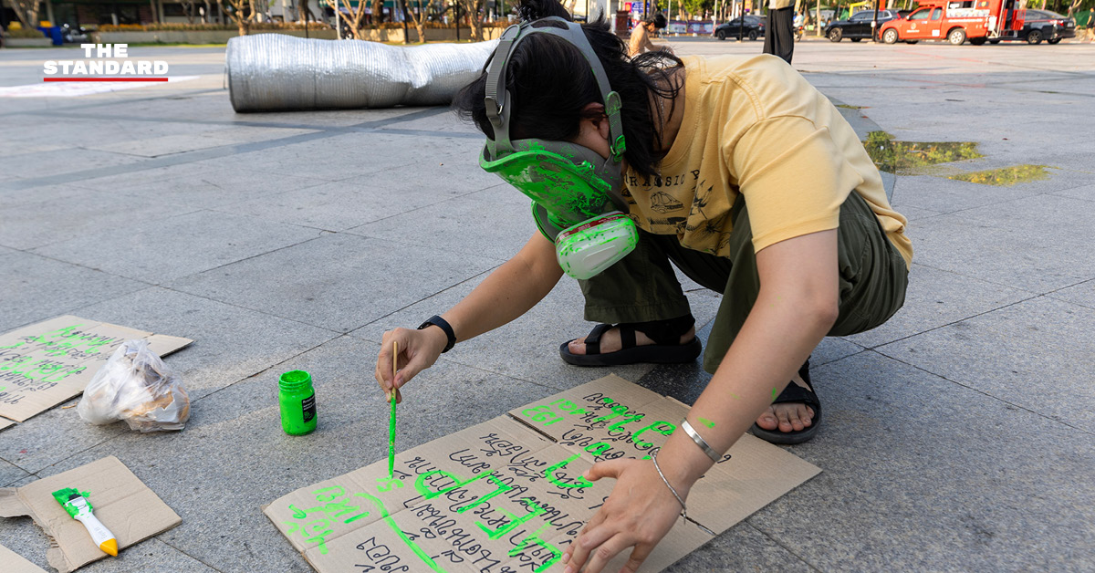 กลุ่มศิลปินและนักเคลื่อนไหวจัดกิจกรรมเชิงสัญลักษณ์ พร้อมนำ 'ลาบปอดหมู' แสดงเชิงเปรียบเปรยถึงผลกระทบ PM2.5 เพื่อเรียกร้อง พ.ร.บ.อากาศสะอาด ที่ลานอนุสาวรีย์สามกษัตริย์ เชียงใหม่